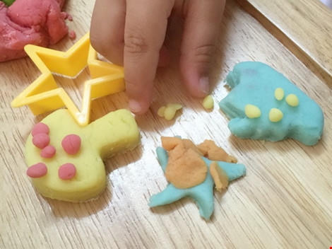 Trẻ em có thể nếm phải bột sống khi chơi bột nặn tự làm, có nguy cơ tiêu chảy vì bột nhiễm khuẩn E. coli.