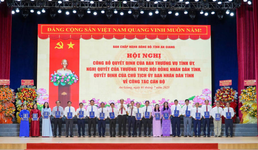 Trao quyết định bộ nhiệm cho lãnh đạo sở, ngành tỉnh