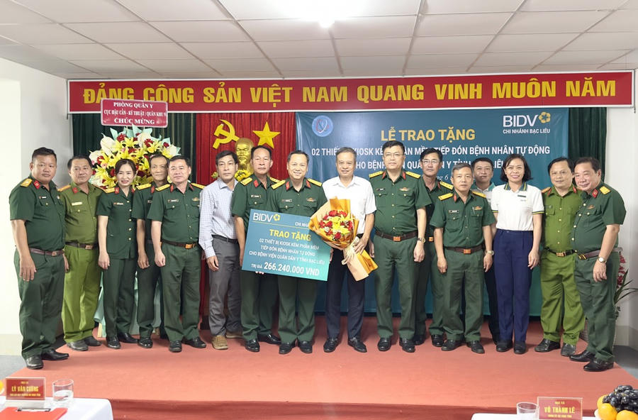 Ngân hàng BIDV - Chi nhánh Bạc Liêu, trao tặng 02 thiết bị Kiosk kèm phần mềm tiếp đón bệnh nhân tự động cho Bệnh viện Quân Dân Y tỉnh Bạc Liêu.