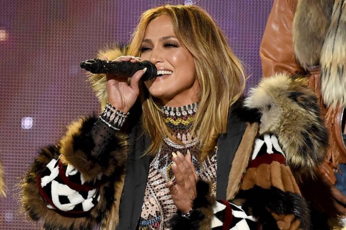 35 nghệ sĩ tham gia biểu diễn với sự dẫn dắt của “chủ xị” Jennifer Lopez.  Ảnh: Internet
