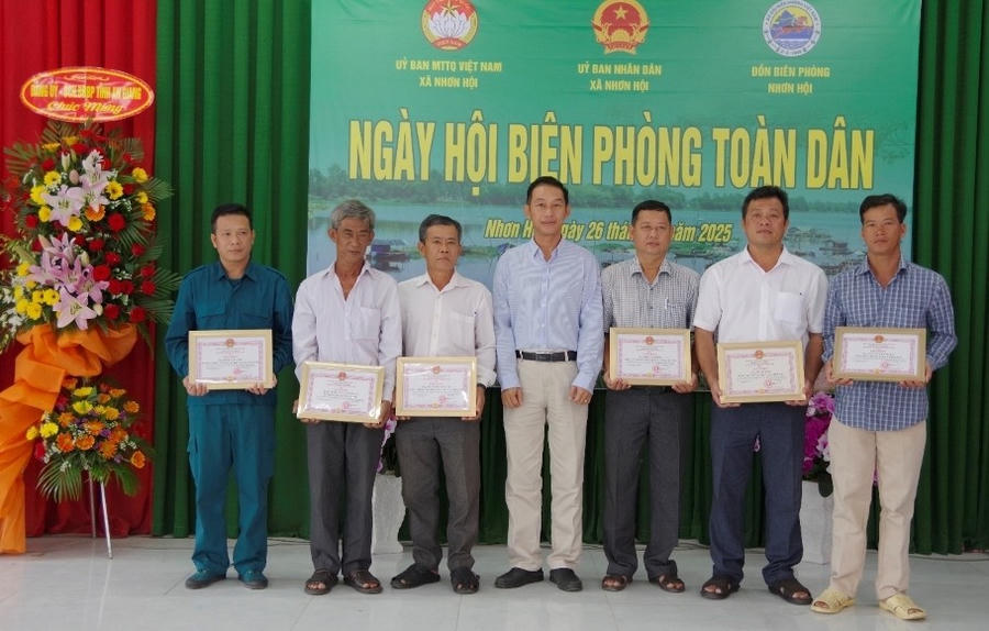 Khen thưởng các tập thể, cá nhân