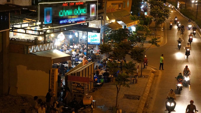 Các quán nhậu luôn đông đúc dù đã là nửa đêm.
