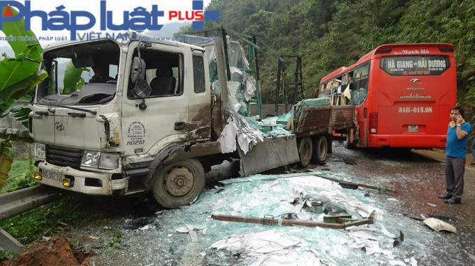 Kính xây dựng trên xe tải xô hết xuống đường vỡ vụn ( Ảnh: Tiến Vũ ).