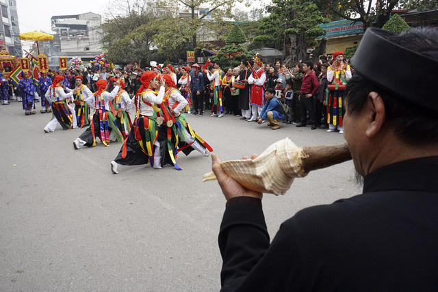 Hội làng Triều Khúc diễn ra từ mùng 9 đến 12 tháng Giêng âm lịch, trong ngày đầu và ngày cuối lễ có đám rước Bố Cái Đại Vương Phùng Hưng rất lớn giữa 2 đình làng, ngoài các nghi thức tế lễ long trọng còn có đội múa