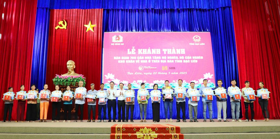 Ông Phạm Văn Thiều - Phó Bí thư Tỉnh ủy, Chủ tịch UBND tỉnh Bạc Liêu (bên phải) và Nhà tài trợ, trao bảng tượng trưng căn nhà và quà của Bộ trưởng Bộ Công an tặng các hộ nghèo, hộ cận nghèo khó khăn về nhà ở trên địa bàn tỉnh Bạc Liêu.