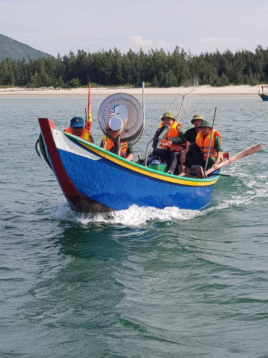Lực lượng chức năng triển khai các phương án tìm kiếm.