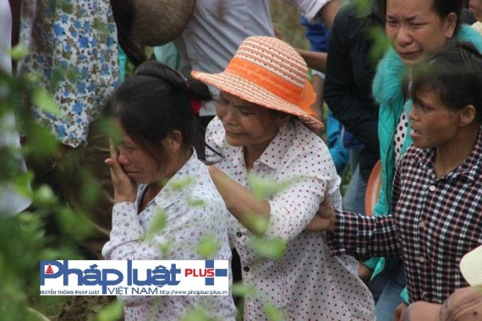 Chùm ảnh: Đau thương tiễn đưa nạn nhân vụ thảm kịch Yên Bái