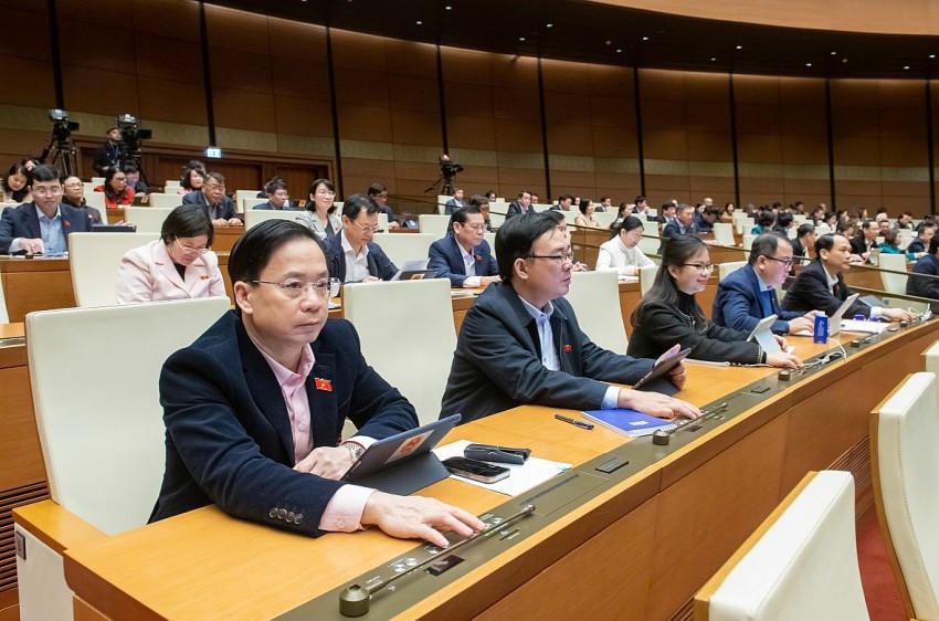 Các đại biểu tiến hành biểu quyết. (Ảnh: quochoi.vn)