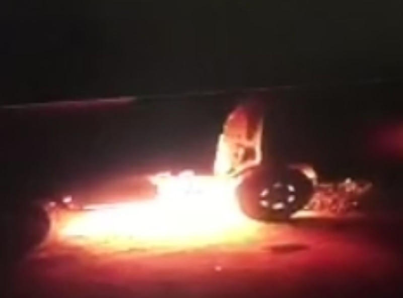 Chiếc xe bốc cháy do các đối tượng dùng xăng đốt.