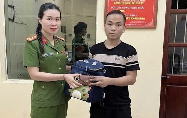 CB-CS Công an phường Láng trao trả tài sản.