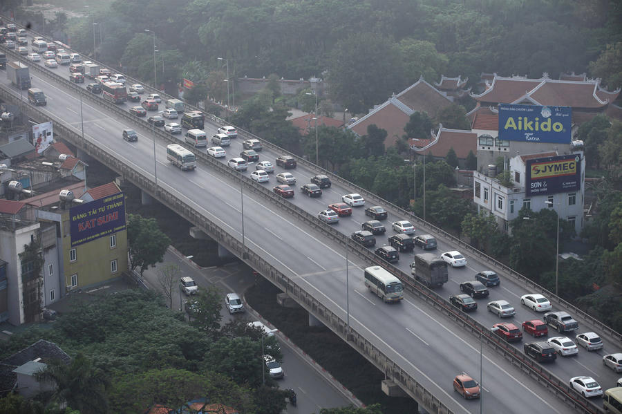 Chỉ huy đội CSGT đội 14 cho biết, hiện tượng ùn ứ bắt đầu từ 5h30 sáng nay do người dân đổ ra ngoại thành quá đông.