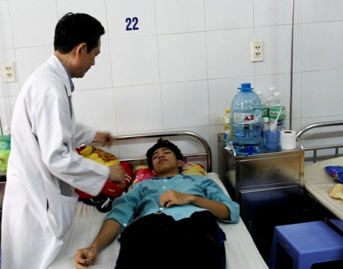 Bác sĩ đang theo dõi sức khỏe em Trường.