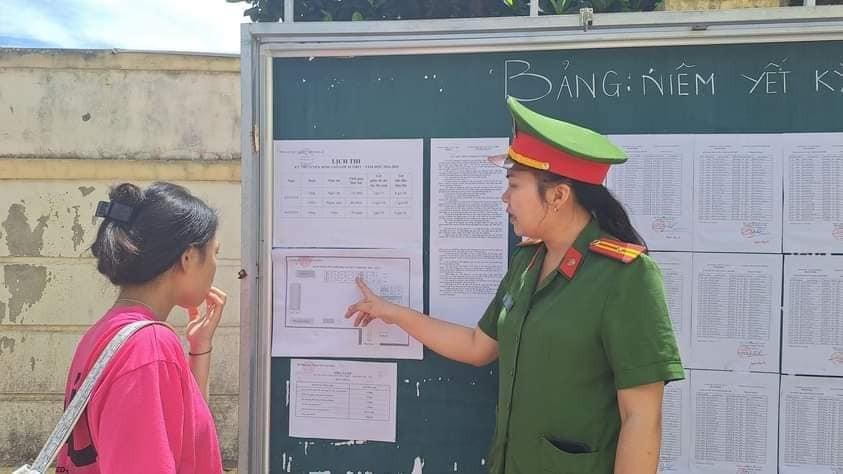 Hỗ trợ em xem số báo danh, phòng thi - Ảnh Công an huyện Quế Phong.