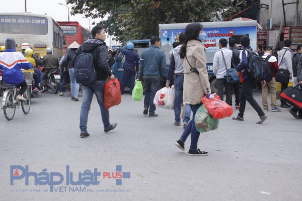 Bến xe &ldquo;ngột thở&rdquo; v&igrave; người d&acirc;n đổ x&ocirc; về nghỉ tết Dương lịch 2016