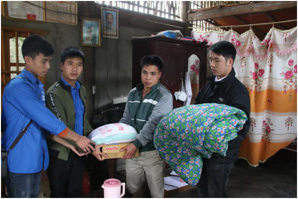 Các TNV đến thăm và tặng quà 10 hộ gia đình có hoàn cảnh khó khắn nhất trên Bản.