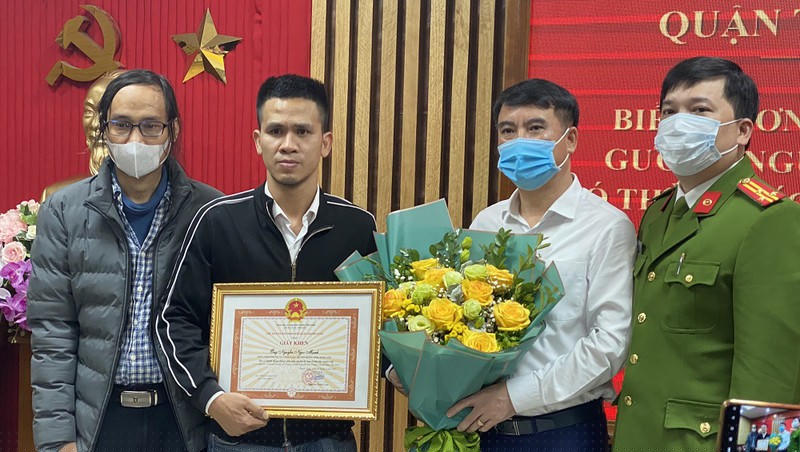 Anh Nguyễn Ngọc Mạnh nhận Giấy khen