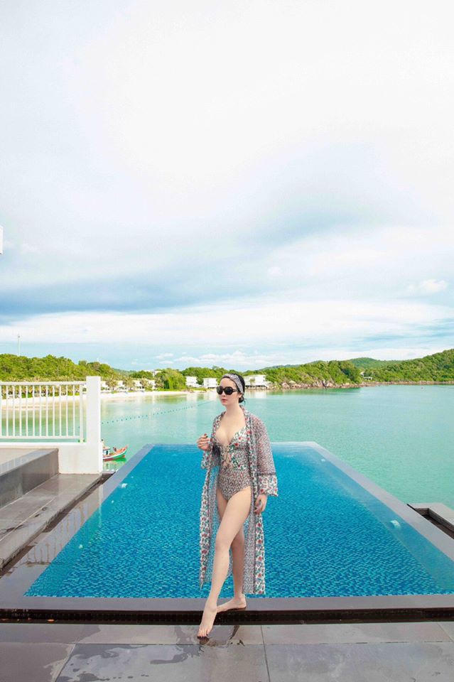 Giáng My diện áo tắm xẻ ngực sâu, gợi cảm hút hồn ở tuổi U50 - ảnh 2