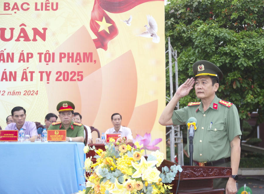 Đại tá Hồ Việt Triều - Ủy viên BTV Tỉnh ủy, Bí thư Đảng ủy, Giám đốc Công an tỉnh Bạc Liêu, tiếp thu ý kiến chỉ đạo của Chủ tịch UBND tỉnh.
