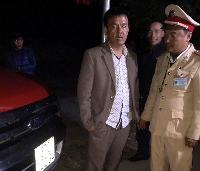 Lái xe Nguyễn Quốc Thịnh đã bị bắt giữ và bàn giao cho Công an huyện Tĩnh Gia. (Ảnh: CSGT cung cấp)