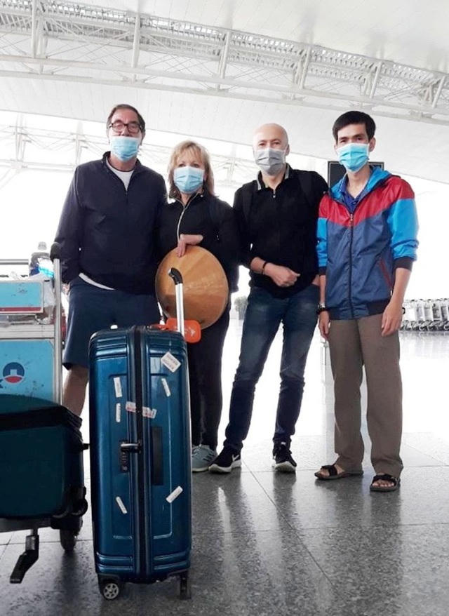 Theo ông Nguyễn Văn Phúc, Phó Giám đốc Sở Du lịch tỉnh Thừa Thiên Huế cho biết, 2 vợ chồng bệnh nhân số 30 và 49 cùng bệnh nhân số 31 (ảnh: 3 người từ trái sang) đã rời sân bay Nội Bài (Hà Nội) bay về Anh chiều tối 9/4. Họ tiếp tục gửi lời cám ơn chân thành đến chính quyền tỉnh và tập thể bác sĩ, điều dưỡng Bệnh viện trung ương Huế.