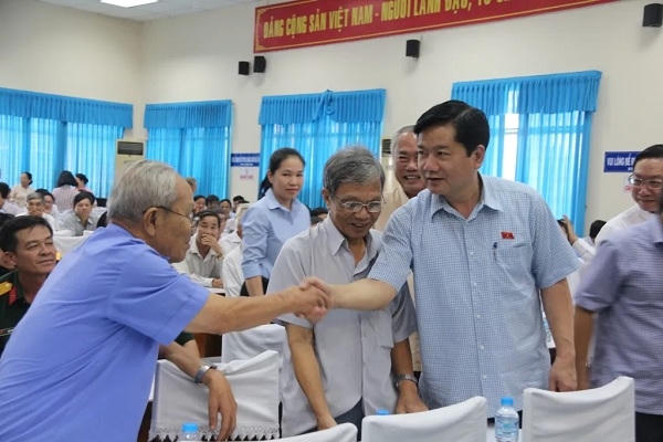 Bí thư Đinh La Thăng bắt tay, hỏi thăm sức khỏe cử tri lão thành huyện Hóc Môn.