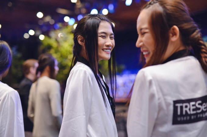 Trong khi chờ đến lượt trình diễn, chân dài tranh thủ trò chuyện với make up và bạn diễn. (Photo: Nghĩa Ngô)