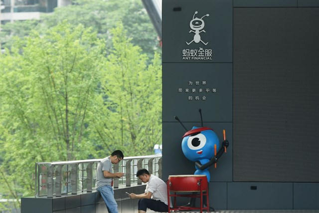 Trước tình hình đó, Ant Group đã có nước đi khôn ngoan. Họ tái định hình Ant Group từ cung cấp dịch vụ tài chính dần trở thành công ty công nghệ. Công ty này cũng được bật đèn xanh để liên kết với nhiều ngân hàng để giúp quy trình đầu tư trên Yu’e Bao trở nên đáng tin cậy hơn.