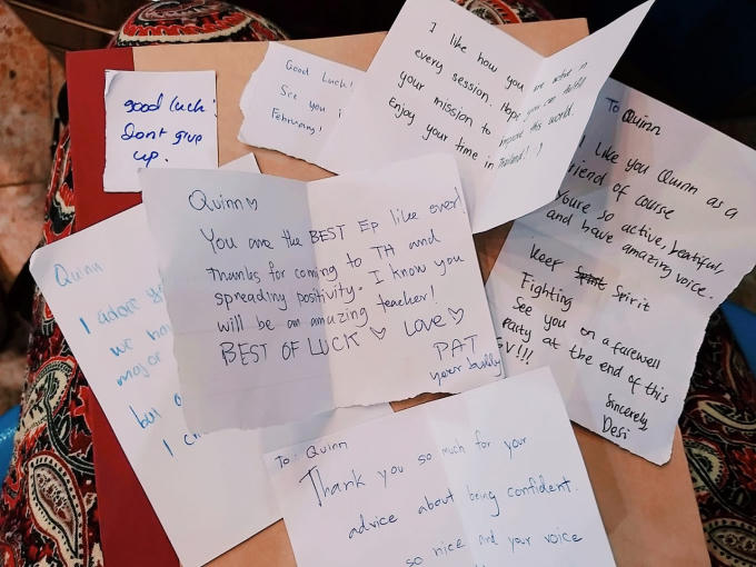 Lời nhắn đáng yêu từ các bạn tình nguyện viên khác và hướng dẫn viên người Thái đến Quỳnh. Ảnh: NVCC