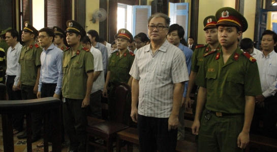 Bị cáo Danh và các đồng phạm nghe tòa tuyên án.