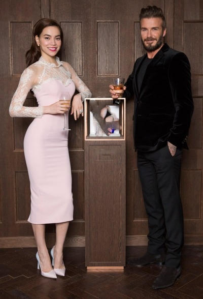 Hồ Ngọc Hà chụp ảnh thân mật với Beckham. Ảnh: internet.