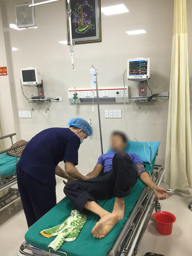 Bệnh nhân ngộ độc mật cá trắm do có thói quen dùng mật cá như một vị thuốc tốt cho cơ thể.
