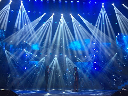 Bên cạnh đó, 2 “nữ soái” là học trò của anh vừa trải qua mùa The Voice 2015, Vicky Nhung và Phượng Vũ, cũng sẽ góp mặt trong đêm nhạc này. Ảnh: Ma Loan.