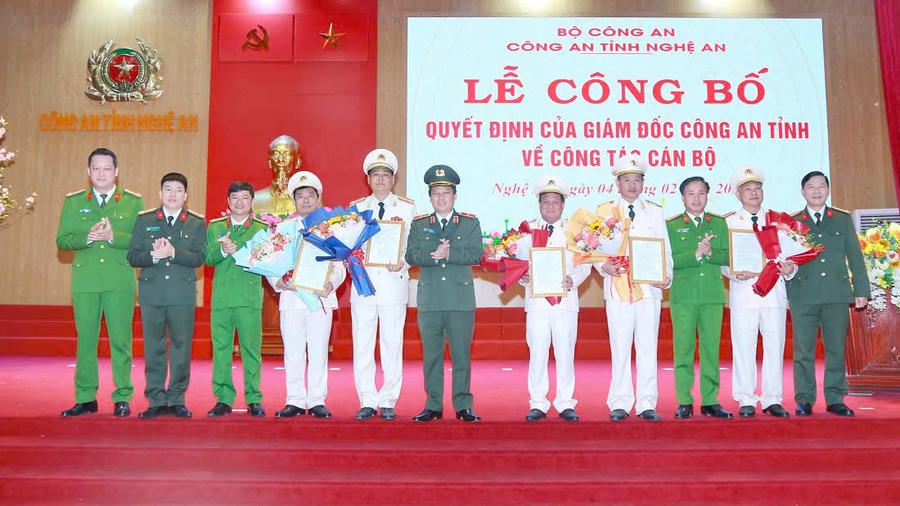 Thiếu tướng Bùi Quang Thanh - Giám đốc Công an tỉnh Nghệ An trao quyết định về việc nghỉ công tác, chờ hưởng chế độ hưu trí cho các cán bộ - Ảnh Công an Nghệ An.