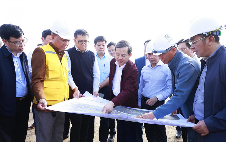 Chủ tịch UBND tỉnh cùng lãnh đạo các sở, ngành, đơn vị xem bản đồ vị trí và hiện trạng giải phóng mặt bằng Cảng hàng không Quốc tế Gia Bình.