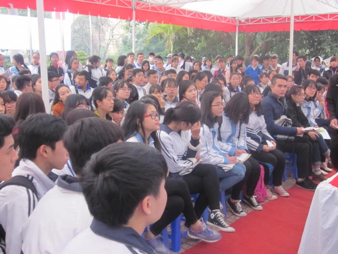 Từng học sinh được ban tổ chức giải đáp mọi thắc mắc trong kỳ thi tuyển sinh 2016.