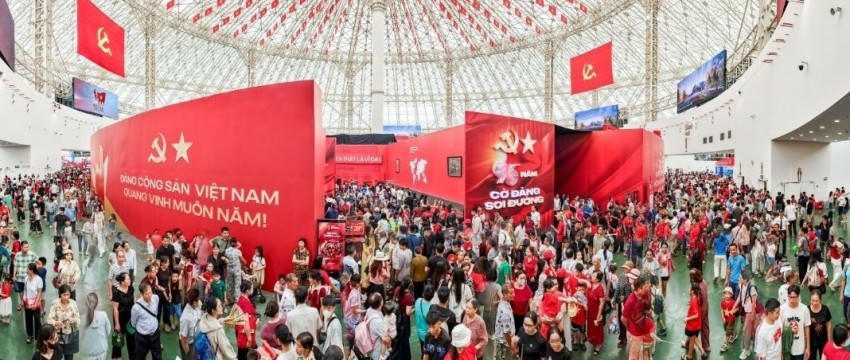 Sau khi chờ đợi đến gần 10h Trung tâm triển lãm Quốc gia mở cửa người dân và du khách đổ xô vào bên trong để tham quan thành tựu 80 năm của đất nước.