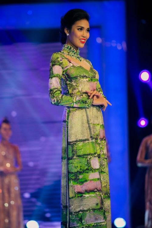 Lan khuê với tà áo dài thướt tha.