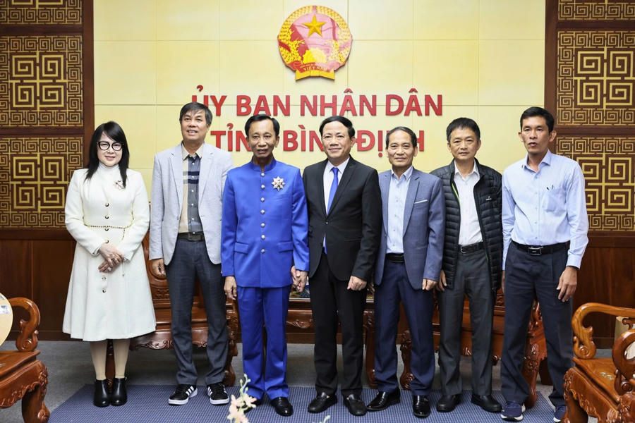 Hiệp sĩ Đại Thánh giá Lê Đức Thịnh (thứ ba từ trái qua phải), đồng chí Phạm Anh Tuấn- Phó bí thư Tỉnh ủy, Chủ tịch UBND tỉnh Bình Định (thứ tư từ trái qua phải) và các thành viên đoàn thiện nguyện (Ảnh: An Luých)