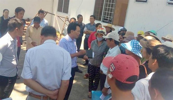 Hàng trăm người kéo đến UBND huyện Vạn Ninh phản đối. (Ảnh: báo Nông nghiệp Việt Nam)