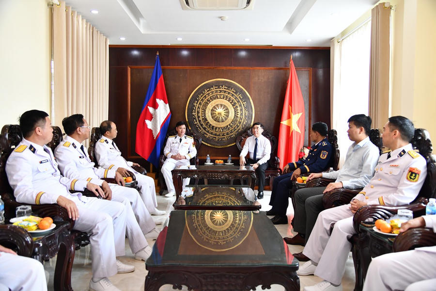 Đoàn công tác Bộ Tư lệnh Vùng 5 Hải quân thăm Tổng Lãnh sự quán Việt Nam tại tỉnh Preah Sihanouk