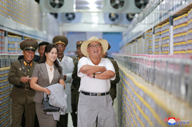 Đệ nhất phu nhân Triều Tiên Ri Sol cũng tháp tùng ông Kim Jong-un trong chuyến thị sát này. Bà được nhìn thấy cầm trên tay áo khoác ngoài của chồng.