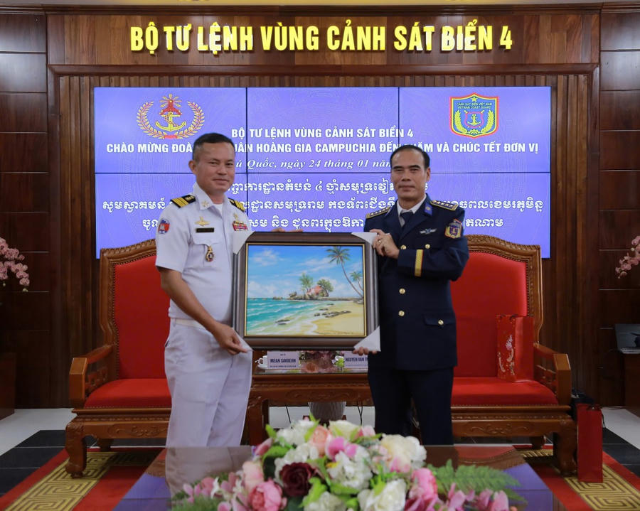 BTL Vùng Cảnh sát biển 4 tặng quà Hải quân Hoàng gia Campuchia