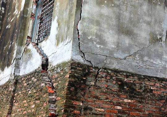Nhà dân nứt toác, hư hỏng sau sụt lún