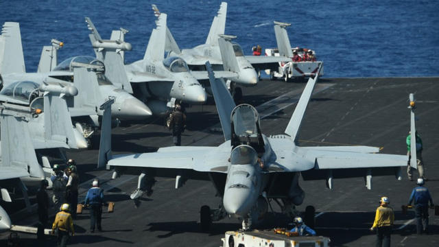 Máy bay chiến đấu trên tàu sân bay USS Theodore Roosevelt của Mỹ trên Biển Đông (Ảnh: AFP)
