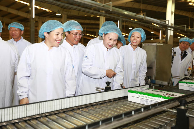 Vinamilk chia sẻ kh&oacute; khăn với trẻ em v&ugrave;ng lũ