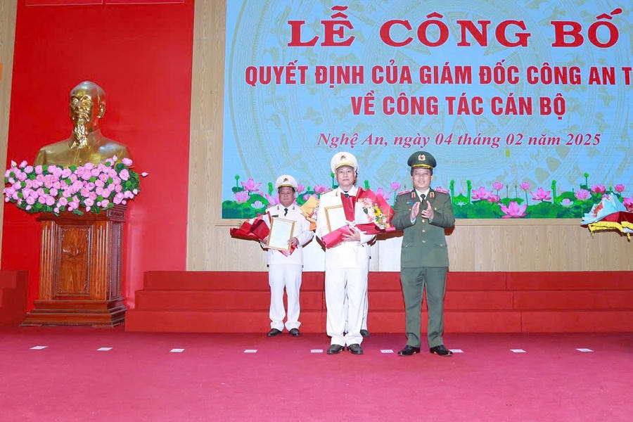 Đại tá Phạm Hoài Nam, Chánh Văn phòng Cơ quan Cảnh sát điều tra Công an tỉnh Nghệ An nhận quyết định nghỉ hưu trước tuổi - Ảnh Công an Nghệ An.