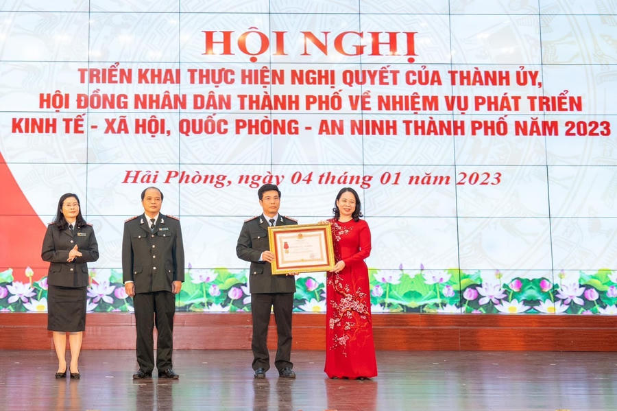 Phó Chủ tịch nước CHXHCN Việt Nam, Phó Chủ tịch Hội đồng Thi đua khen thưởng TW Võ Thị Ánh Xuân trao Huân chương Lao động hạng Nhì cho Thanh tra TP Hải Phòng.
