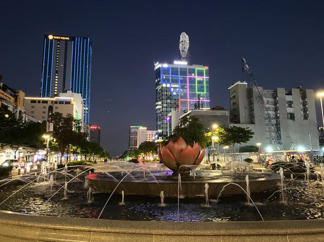 Trên phố đi bộ Nguyễn Huệ trong những ngày cách ly xã hội cũng khá vắng, khác hẳn những ngày trước khi có dịch bệnh COVID-19. 1