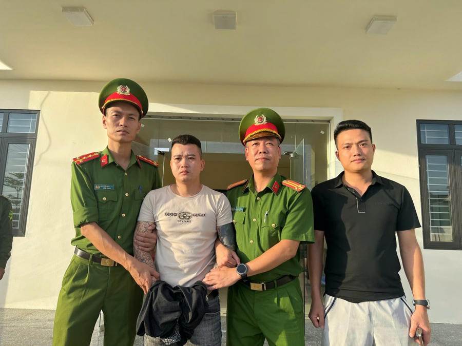 Lực lượng Công an bắt giữ đối tượng Đặng Văn Ngũ khi đang lẫn trốn tại khu vực bến cảng Vạn Gia xã Vĩnh Thực.