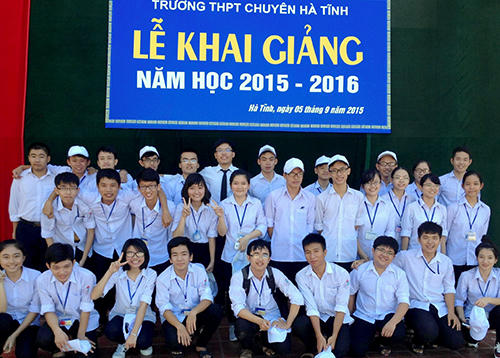 Lớp 12 Toán 1 do thầy Luật chủ nhiệm năm học 2015-2016 có nhiều học sinh giỏi quốc gia, cùng đậu đại học với số điểm trên 25. Ảnh: Quốc Luật